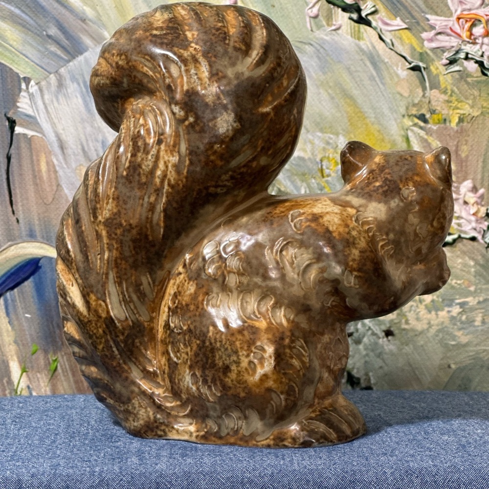 Ceramic Squirrel holding nut, Vintage. Made in Japan. - Picture 3 of 9